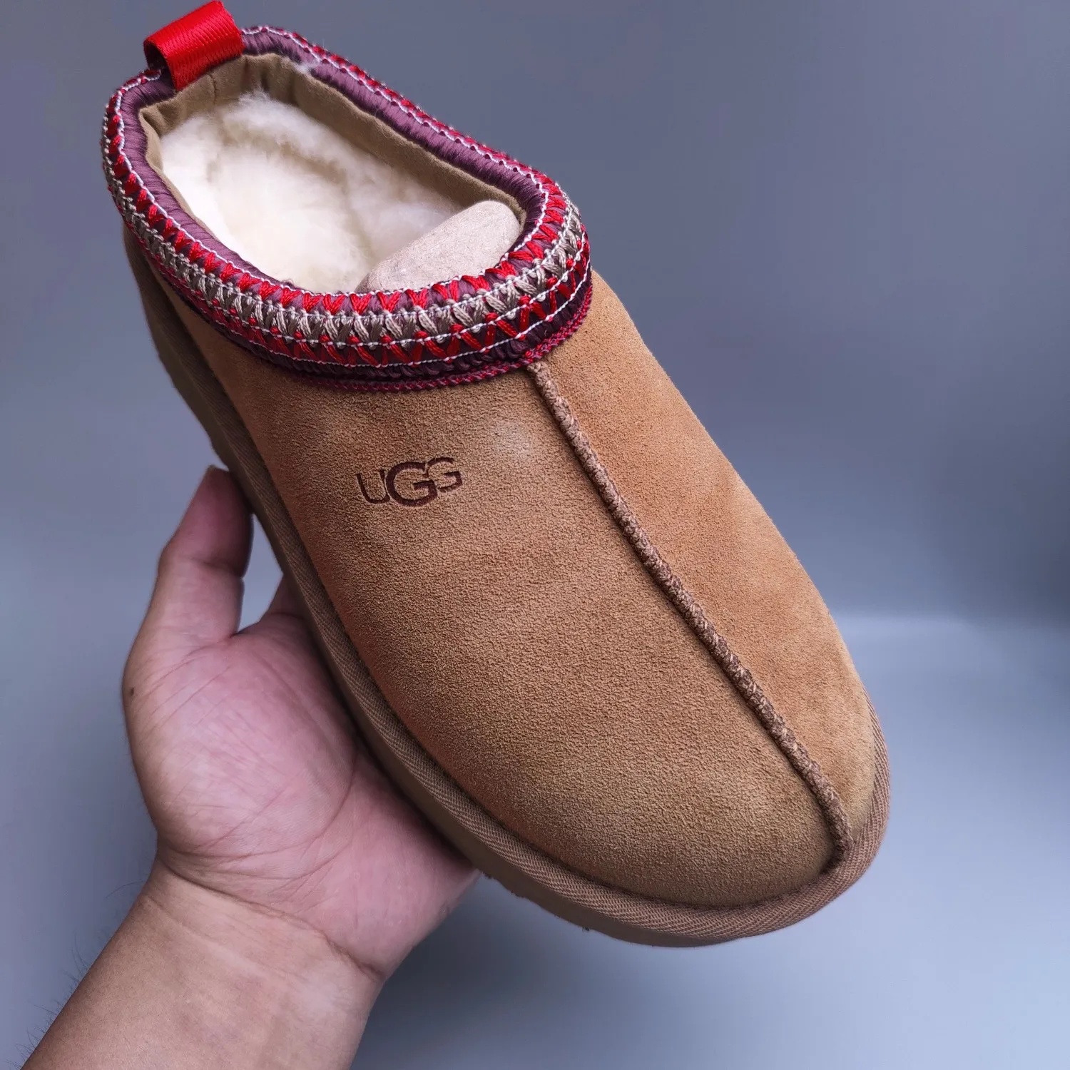 💰440 UGG sheepskin all-in-one snow boots 2553 co-branded national trend style thick-soled one-leg women’s snow boots🐾~ 🍭 A co-branded trendy item launched with well-known designer brands Feng Chen Wang and TELFAR. Zhou Dongyu & Wang Jiaer’s same style Fang Kete boots. The slip-on design makes it easy to put on and take off, and can be used indoors or outdoors. The exotic edging design is eye-catching, and it is definitely worth buying~ 🍭Material: cowhide➕sheep fur Outsole: rubber (light wing technology) 🍭Color: black, maroon, sand, dark green, light gray, chocolate, beige, walnut, brown, dark gray, red 🍭Number of codes: 35-42